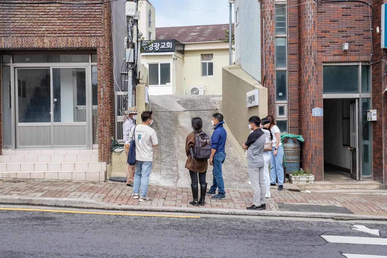 제주4·3 유적지 시민지킴이단 유적지 답사 활동 지난 9월 25일 제주4·3 유적지 시민지킴이단이 하귀중학원  2학년 교실 옛터 입구에서 답사 활동을 벌이고 있다. 