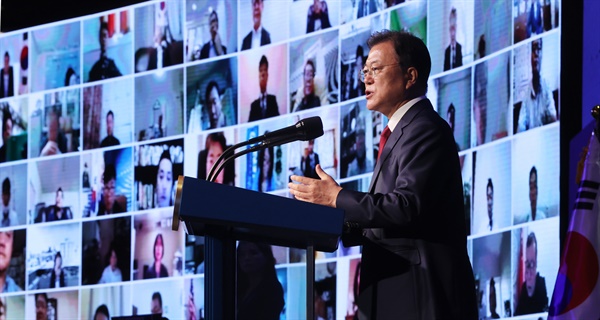 문재인 대통령이 5일 서울 그랜드 워커힐호텔에서 열린 제15회 세계한인의 날 기념식에서 기념사를 하고 있다. 