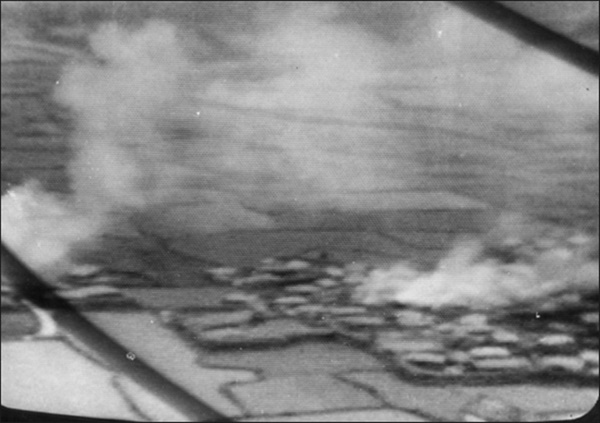 4·3 당시 '제주도의 메이데이'에 촬영된 불타는 오라리 마을의 모습.