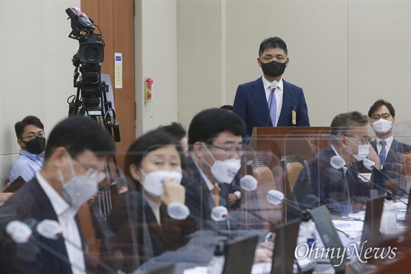 김범수 카카오 의장이 5일 오후 서울 여의도 국회에서 열린 정무위원회의 공정거래위원회·한국소비자원·한국공정거래조정원에 대한 국정감사에 출석해 의원 질의에 답변하고 있다.