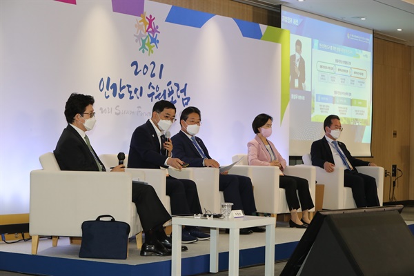 허성무 창원시장은 5일 수원컨벤션센터에서 열린 “아시아-태평양 도시 정상회의, 2021 인간도시 수원포럼”에서 발표했다.