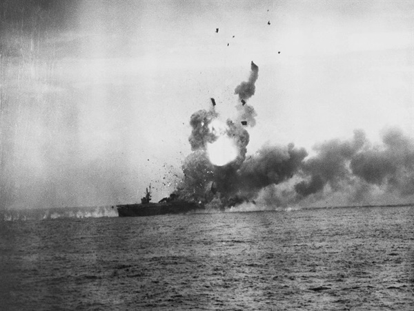 호위항공모함 세인트 로는 가미카제 공격으로 격침된 최초의 미군 함정으로 기록됐다. 첫 가미카제 공격이 적함을 격침시키는 데 성공하자 일본 해군 상층부는 특공의 효용성을 오판하기에 이르렀다.