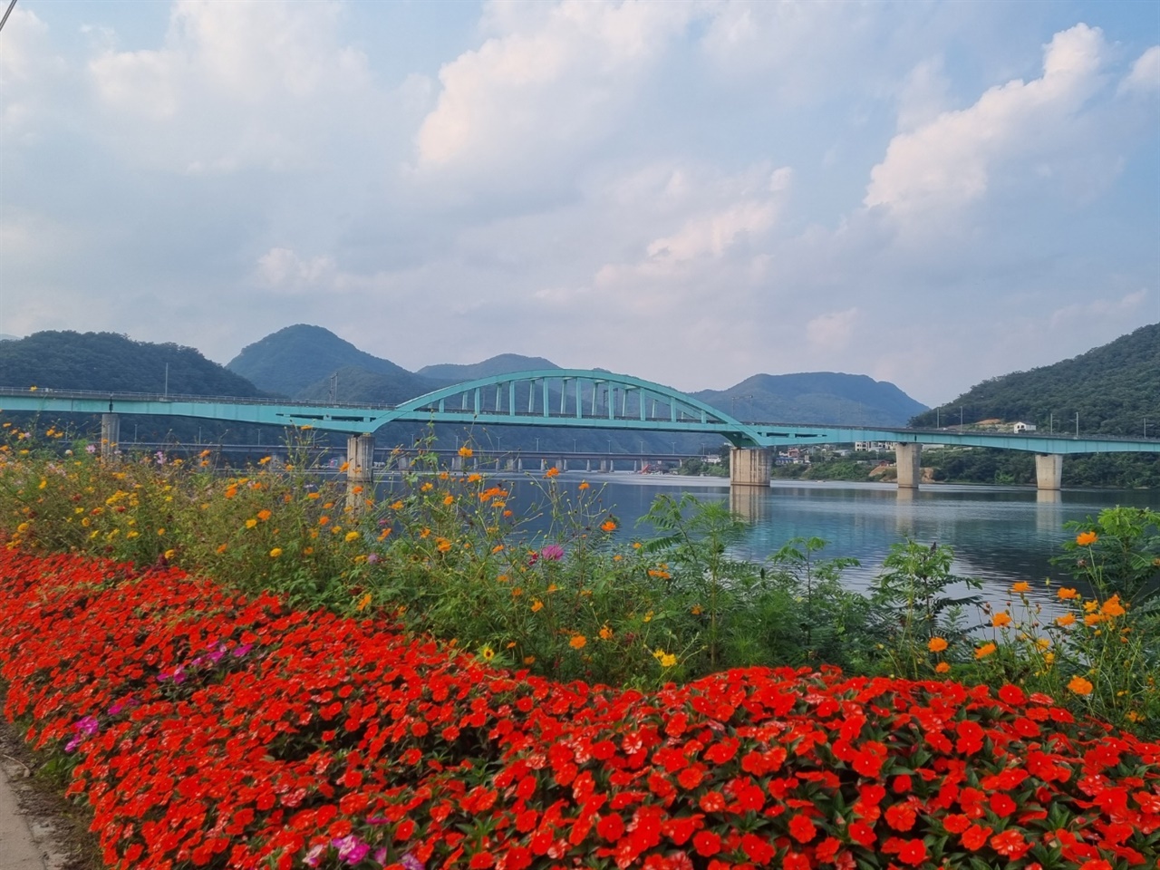 가평과 춘천은 북한강을 경계로 서로 마주보고 있다. 강을 경계로 강원도와 경기도가 나눠지는 것이다.