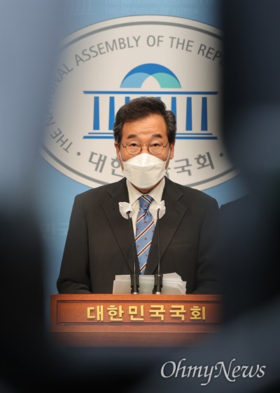 이낙연 더불어민주당 대선 경선 후보가 6일 서울 여의도 국회 소통관에서 기자회견을 열고 신복지 공약 8대 분야 120대 과제 발표를 하고 있다.