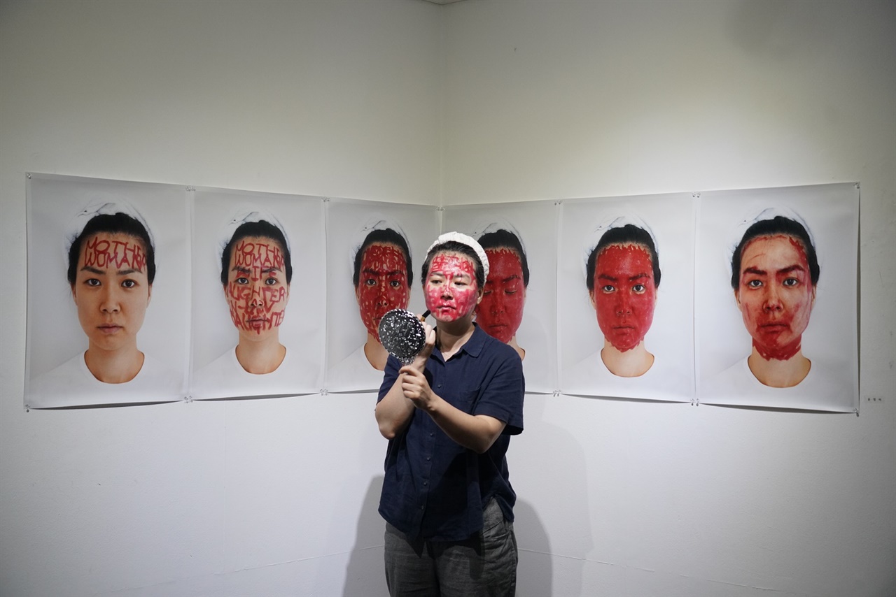 <Red face> 60x50cm, 2004/ 행위 <Red Face>, 갤러리 INDEX, 2021