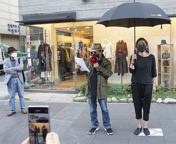 <예술사망선언>, 2021, 인사동 거리
윤진섭이 <예술사망선언서>를 낭독하는 행위를 하고 있다. 우산을 들고 있는 행위자는 지나 손이다.