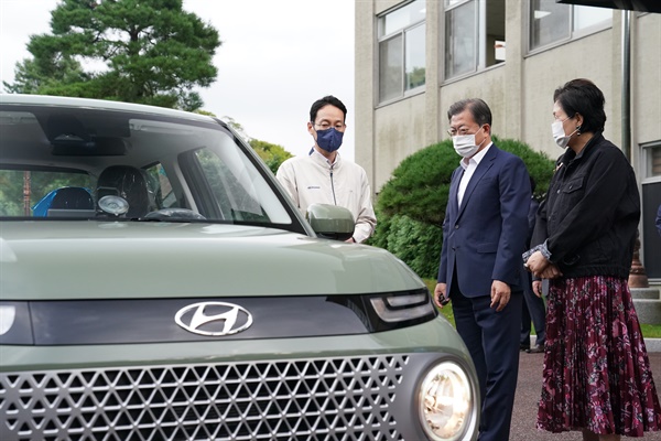지난 2021년 10월 6일, 당시 문재인 대통령이 김정숙 여사와 청와대 경내에서 '광주형 일자리'를 통해 생산된 경형 SUV 캐스퍼를 인수하며 관계자로부터 설명을 듣는 모습.