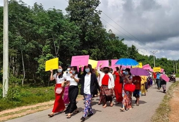 6일 양곤 짜인셋 지역, 여성들의 반독재 시위