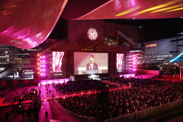   6일 오후 부산 해운대구 영화의 전당에서 제26회 부산국제영화제(BIFF) 개막식이 열리고 있다. 