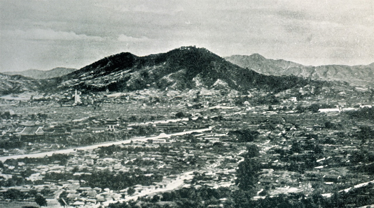 1911년 경 남산 사진 좌중앙에 경복궁과 광화문, 육조거리가 환하게 보임. 좌측 산자락 아래 하얀 건물이 명동성당. 창의문 부근에서 촬영된 남산 일대 풍경임.