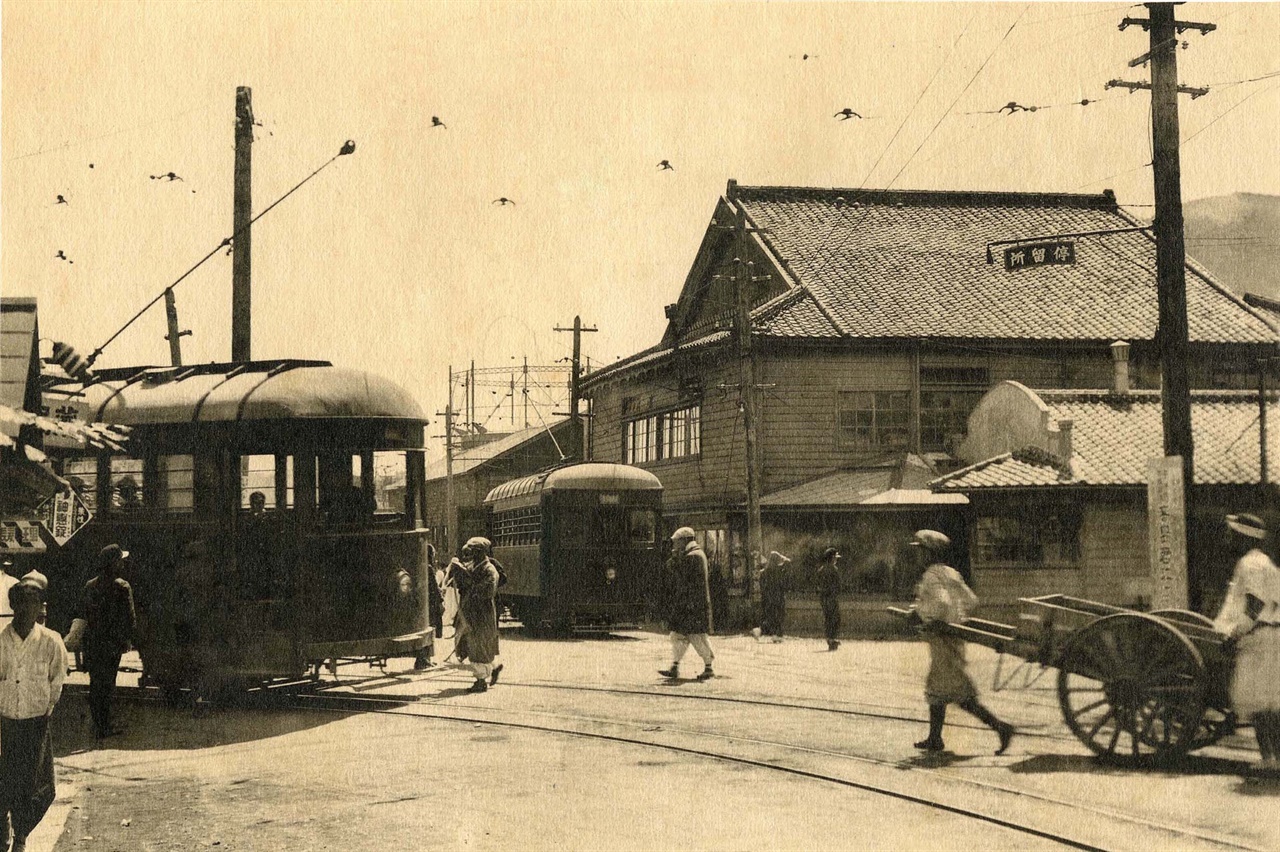 1910년대 후반 토성동 조선와사전기(주) 앞, 전차가 지나간다. 