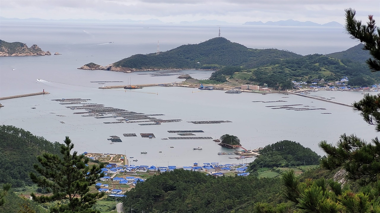 사진 아래쪽 빨간 아치형 다리로 연결된 옥섬이 보인다.