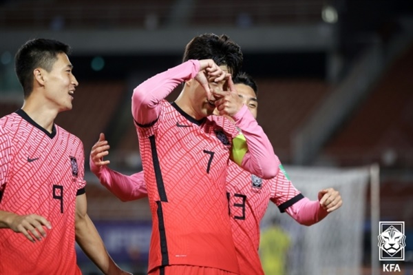 손흥민 한국 대표팀의 주장 손흥민이 시리아전에서 골을 넣은 이후 특유의 찰칵 세레머니를 선보이고 있다. 