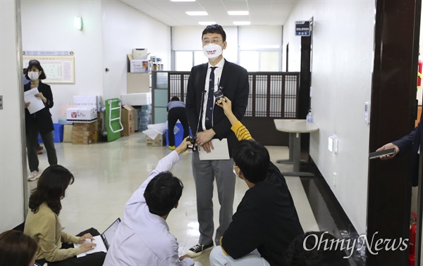 김웅 국민의힘 의원이 8일 오전 서울 국회에서 열린 환경노동위원회 국정감사에 참석하며 취재진의 질문에 답하고 있다. 이날 김 의원은 조성은씨와의 통화 내용이 공개된 데 대해 "계속 얘기했듯이 처음부터 그런 (통화) 사실 자체에 대해 부인한 게 아니"라며 "기억을 못한다고 이야기했다"고 밝혔다.