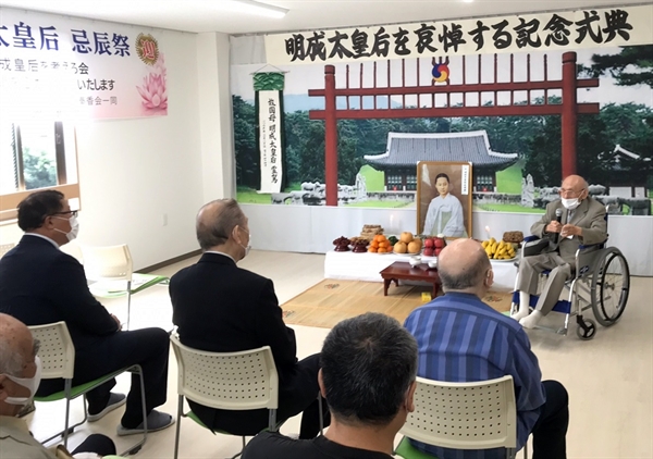 8일 오전 10시 명성황후 시해 사건 126주년을 맞아  '한일문화교류센터 구마모토'에서 개최한 '명성황후 추모기념식'에서 카이 도시오(92)씨가 강연을 하고 있다. 
