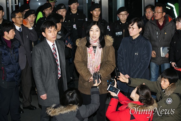 2015년 1월 10일 '종북몰이' 논란에 휩싸여 강제퇴거 처분을 받고 출국길에 나선 신은미씨가 인천국제공항공사 로비에서 심정을 밝히고 있다.