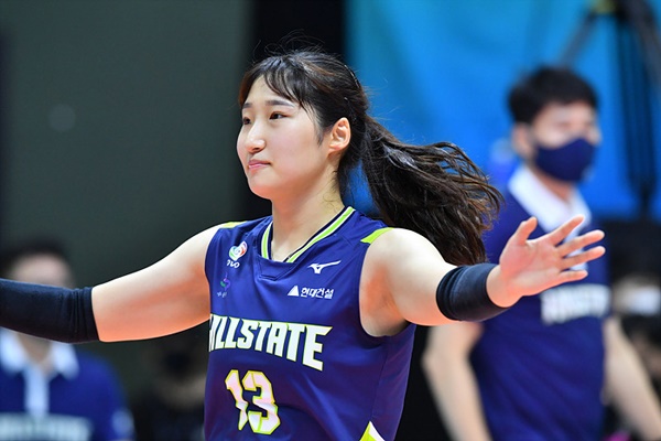  정지윤은 도쿄 올림픽 이후 김연경으로부터 '한국배구 차세대 에이스'로 낙점 받았다.