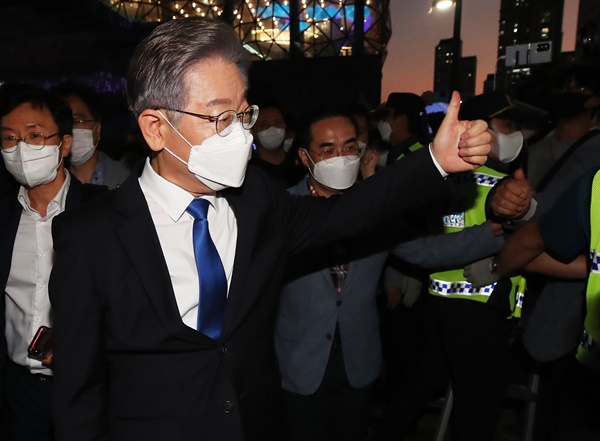 더불어민주당 이재명 대선 경선 후보가 9일 오후 경기도 수원시 영통구 수원컨벤션센터에서 열린 경기 합동연설회에서 결과 발표가 끝난 후 지지자들에게 인사하고 있다