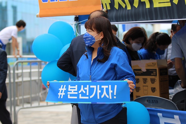 지난 9일 더불어민주당 경기지역 순회경선이 열린 수원컨벤션센터 앞에서 이낙연 후보 지지자가 현장 응원을 하고 있다. 