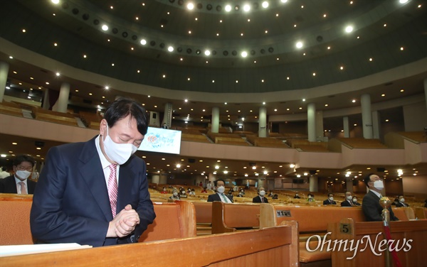 국민의힘 윤석열 대선 경선 예비후보가 지난 10일 오전 서울 여의도 순복음교회 본당을 찾아 예배에 앞서 기도하고 있다.