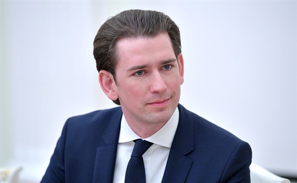 부패 혐의를 받은 제바스티안 쿠르츠(35) 오스트리아 총리가 현지시각 9일 기자회견을 열고 사임을 선언했다. 
