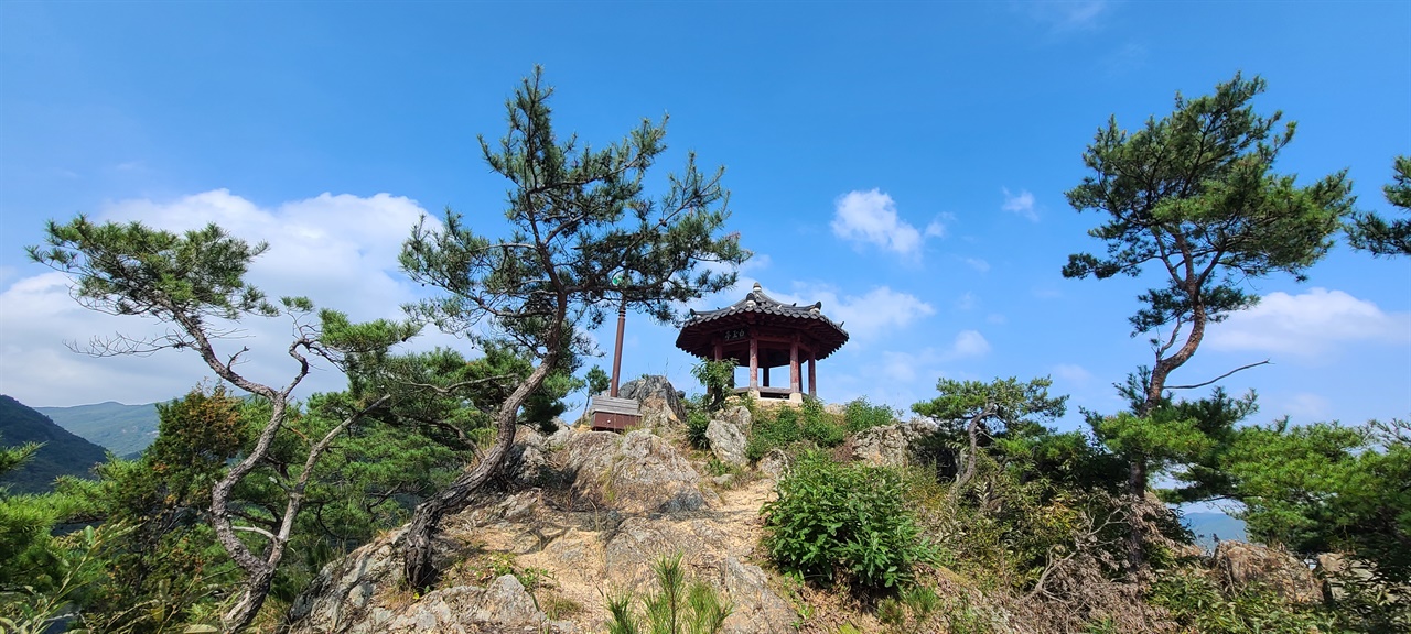 백옥정   옥동서원에 딸린 팔각정이다. 서원에서 공부하던 선비들이 올라와서 머리를 식히고 시를 읊었다.