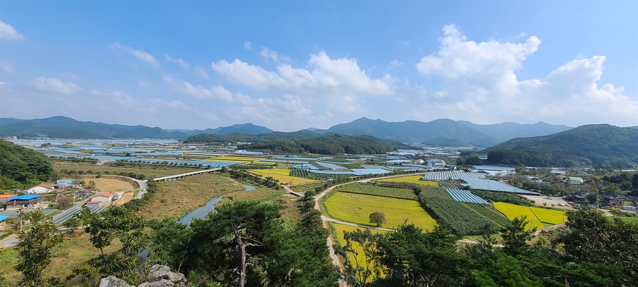 모동 벌판   백옥정에 오르면 사방이 탁 트여 시원스럽다. 모동 벌판에는 비닐하우스가 바다처럼 끝없이 펼쳐졌다.