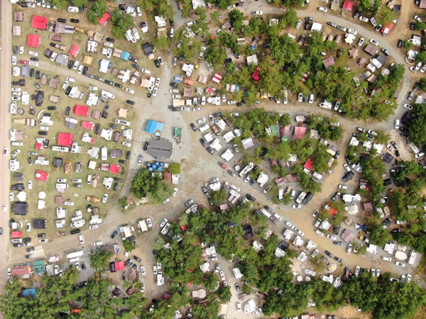 황금연휴의 시작인 9일 수많은 캠핑족들이 캠핑의 메카인 몽산포캠핑장을 찾았다.