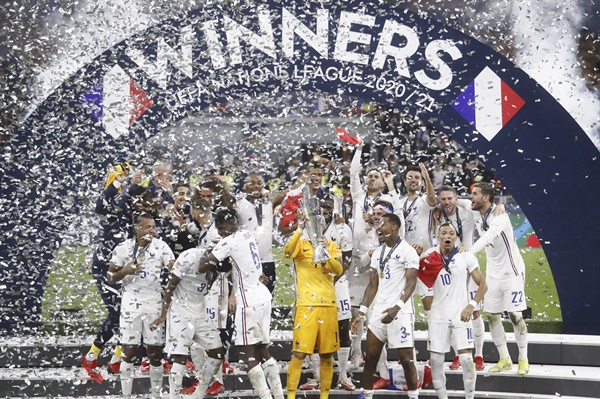  UEFA 네이션스리그 우승을 차지한 프랑스 선수들의 세리머니 모습.
