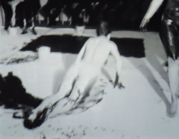 이브 클랭 I '대격전(ANT103)' 퍼포먼스 1962. 이브 클랭은 몸을 살아있는 붓으로 삼아 인체측정을 발표하다. 영상촬영