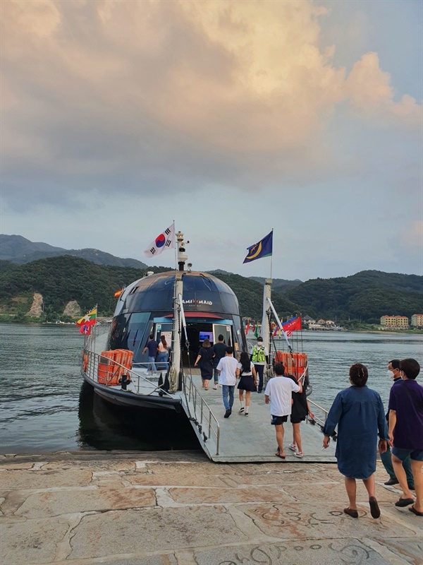 남이섬으로 가는 배의 전경 남이섬으로 가기 위해서는 배또는 짚라인을 통해야만 들어갈 수 있다. 섬이라는 위치를 이용해 나미나라라는 콘셉을 가지고 다른나라에 입국하는 듯한 모습을 연출하고 있다.