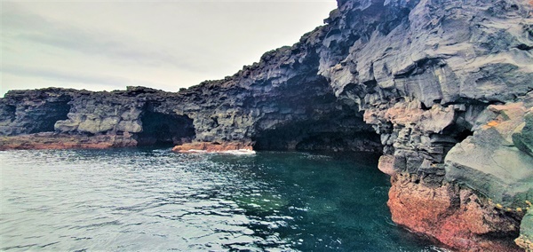 선착장 해안가에서 만난 해식동굴의 풍광이 압도적이다. 