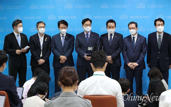  이재명 더불어민주당 대선후보의 당내 경선을 주도했던 우원식 공동선대위원장을 비롯한 핵심 참모들이 12일 오전 국회 소통관에서 ‘열린캠프’ 해단 기자회견을 마친 뒤 기자들과 일문일답을 하고 있다. 기자회견에는 변재일 공동선대위원장, 조정식 총괄선대본부장, 안민석 총광특보단장, 장성호 총괄특보단장, 박주민 총괄선대본부장이 참석했다.