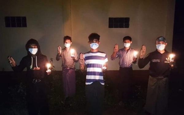 11일 마그웨이주 낫넉 지역 젊은이들의 촛불 시위 "독재는 물러가라"