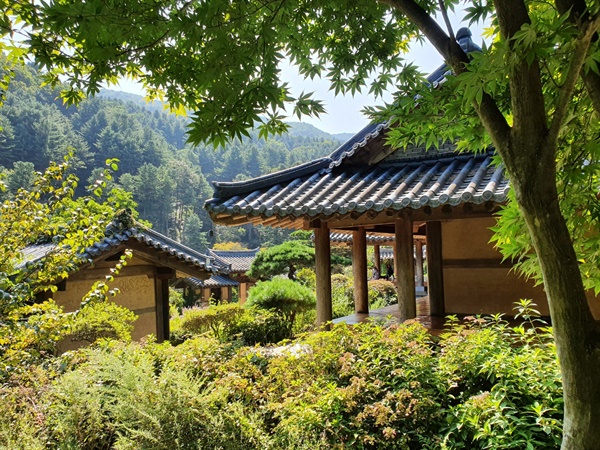 넓은 아침고요수목원의 구역마다 색다른 테마의 정원이 꾸며져 있다. 그 중 한옥과 한국식 정원이 재현되어 있는 한국정원은 많은 사람들이 방문하는 제일의 스폿이다.