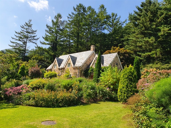 영국 코티지 정원 양식의 오두막과 영국식 정원의 진수를 보여주는 곳으로 이국적인 풍경을 자아낸다.