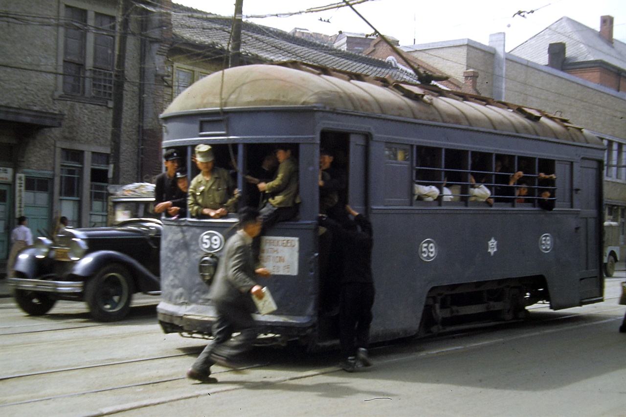 1952년 부산전차, 시민이 전차를 급히 타고 있다.