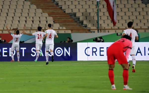 '아쉬운 실점' 12일(현지시간) 이란 테헤란 아자디 스타디움에서 열린 2022 카타르월드컵 아시아최종예선 A조 4차전 대한민국 대 이란의 경기. 이란팀 선수들이 후반전 득점한 후 기뻐하고 있다.