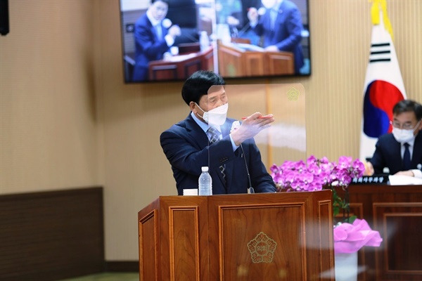 나인찬 의원이 13일 열린 제276회 청양군의회 임시회에서 김돈곤 군수에게 군정질문을 하고 있다.