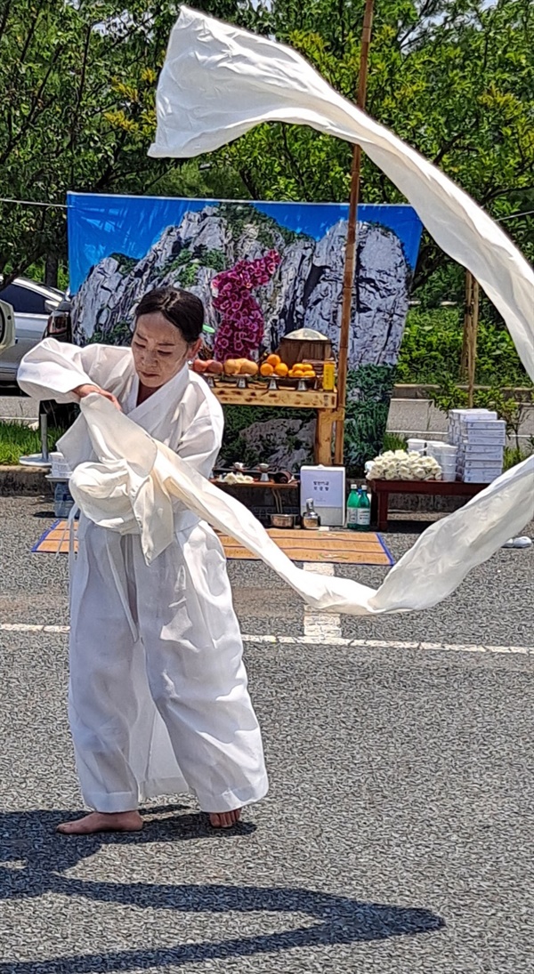 죽은 사람의 원혼이나 12진 살을 풀어내는 '위령무'로, 인생의 삼라만상을 표현하는 춤이다. 우리 전통 문화로 이희숙 명인이 연구하며 꾸준히 이어져 오고 있다.