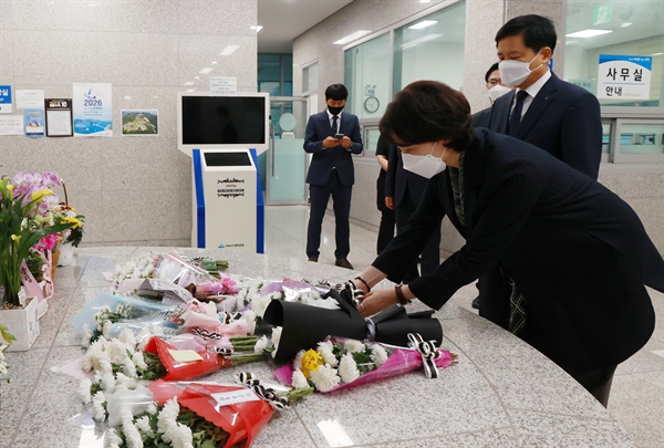 유은혜 교육부장관이 13일 전남 여수 추모의 집을 방문해 고 홍정운 학생을 추모하고 있다. 