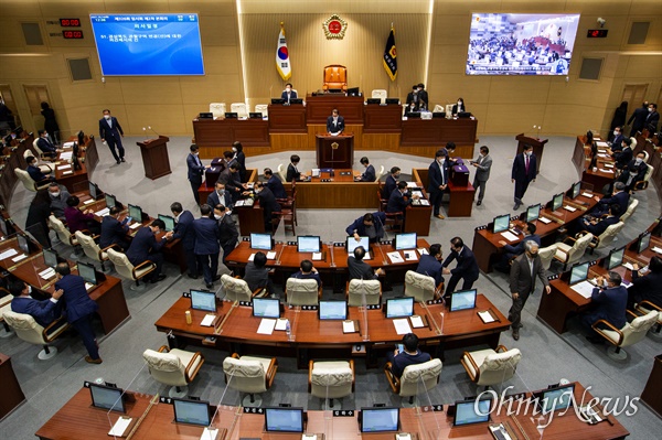 경북도의회는 14일 제326회 임시회 제2차 본회의를 열어 군위군 대구시 편입안에 대한 찬반 의견을 묻는 투표를 진행했다.
