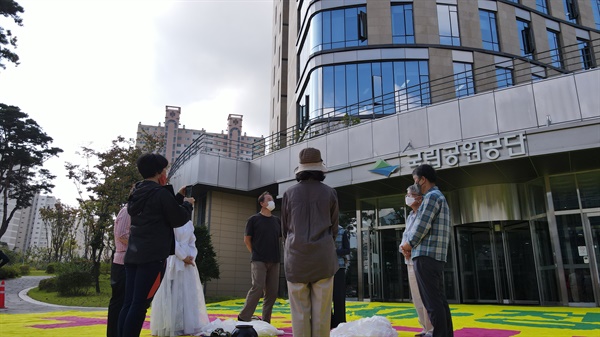  강원도 원주 국립공원공단 앞에서 열린 “성삼재-정령치도로의 정의로운 전환을 위한 한 걸음 더 문화제”..