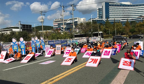 14일 경남 창원 곳곳에서 벌어진 ‘불법파견 처벌 소탕단' 활동.