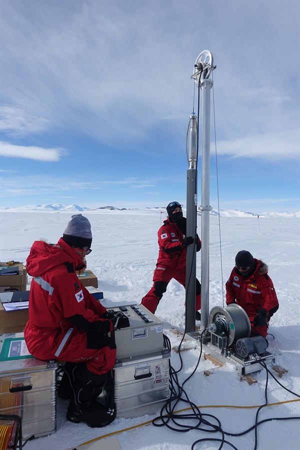 2018년 한국 극지연구소 빙하코어연구팀이 남극 (Tourmaline plateau)에서 빙하를 시추하는 모습