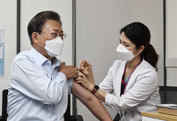 문재인 대통령이 15일 서울 국립중앙의료원 코로나19 중앙예방접종센터에서 코로나19 백신 추가 접종을 받고 있다. 2021.10.15
