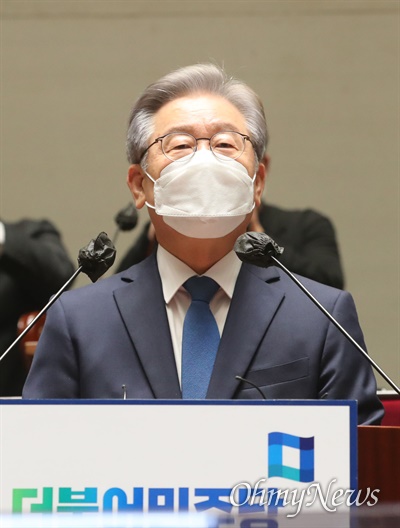 이재명 대선 후보가 15일 오전 서울 국회에서 열린 더불어민주당 의원총회에 참석해 발언하고 있다.