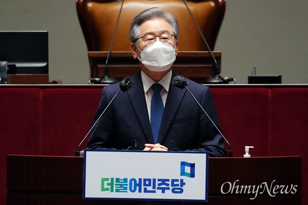 이재명 대선 후보가 15일 오전 서울 여의도 국회 예결위회의장에서 열린 더불어민주당 의원총회에서 발언하고 있다.