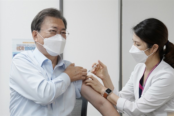 문재인 대통령이 15일 서울 국립중앙의료원 코로나19 중앙예방접종센터에서 코로나19 백신 추가 접종을 받고 있다.