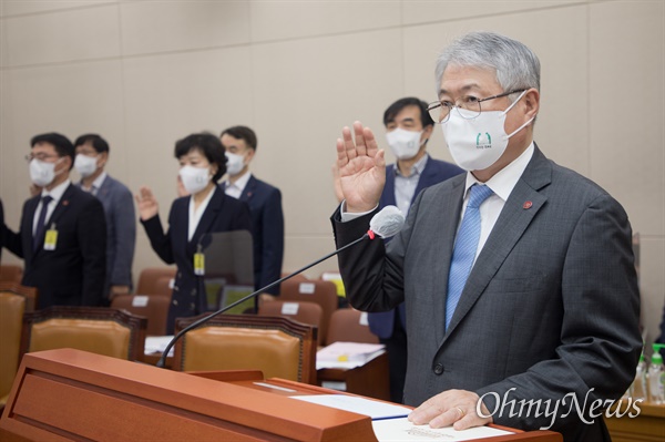 김용익 국민건강보험공단 이사장이 15일 국회에서 열린 보건복지위원회의 국정감사에서 증인선서를 하고 있다.